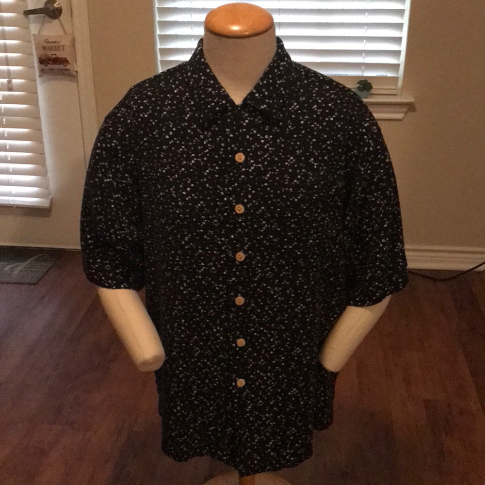 Good looking men’s button down shirt, great fit!